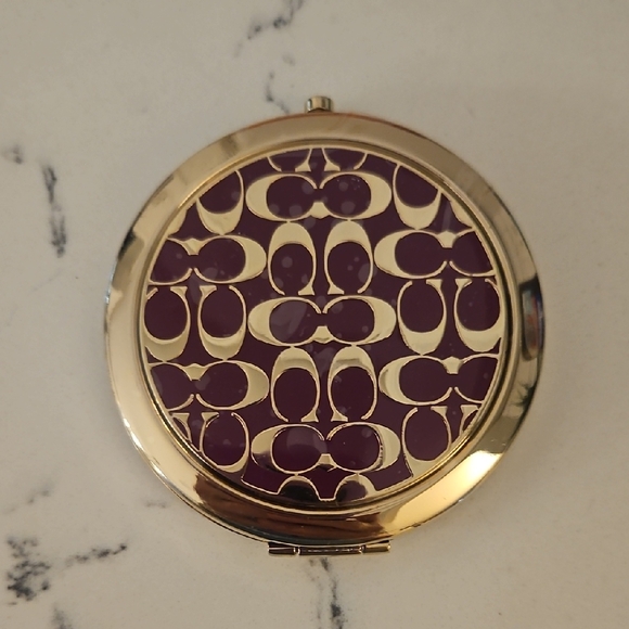 Elegant Gold Compact Mirror - Picture 1 of 7